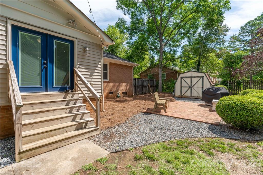 3854 Litchfield Road Charlotte, NC 28211 - Photo 28 of 35 a backyard of a house with seating space