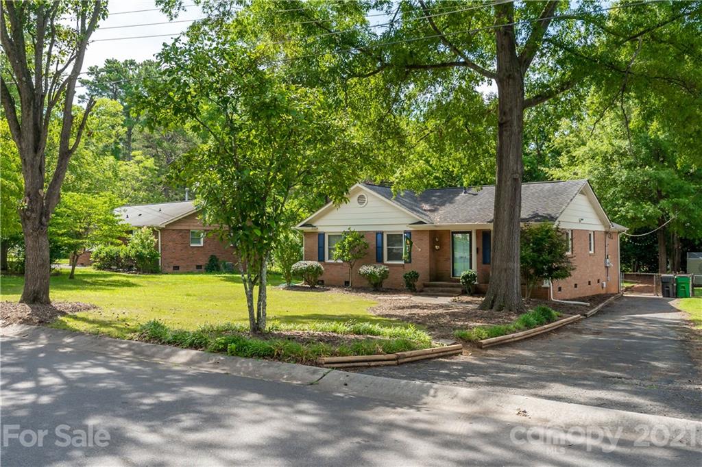 3854 Litchfield Road Charlotte, NC 28211 - Photo 31 of 35 a front view of a house with a yard