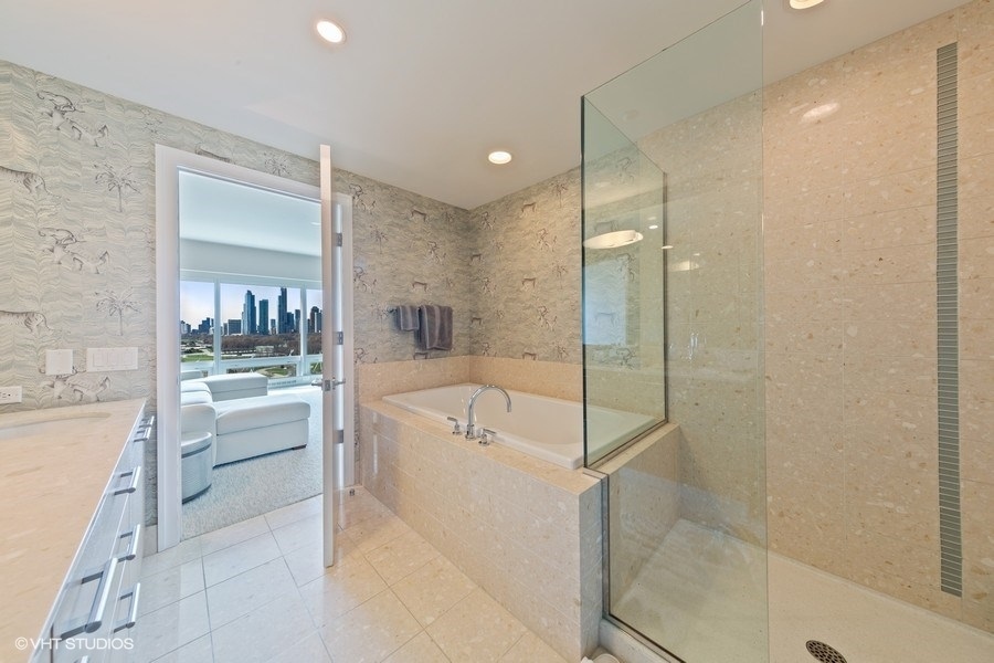 340 East Randolph Street, Unit 905 Chicago, IL 60601 - Photo 15 of 31 a spacious bathroom with a bathtub shower and sink