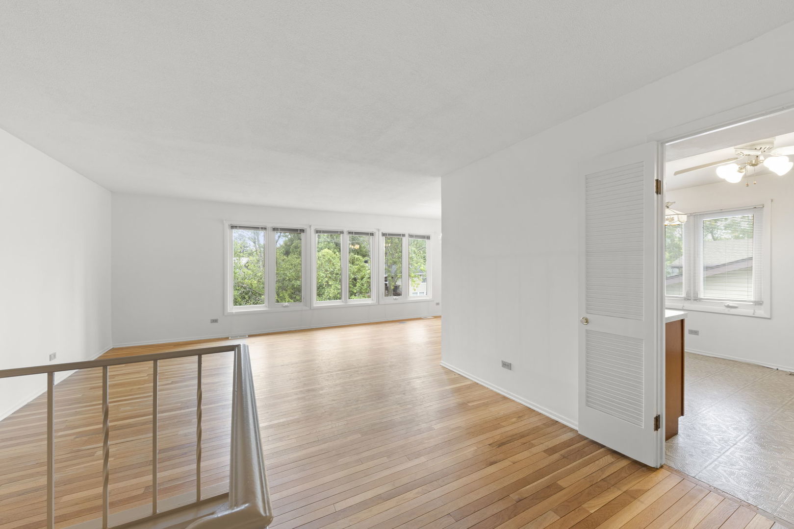 2S171 Kent Road Glen Ellyn, IL 60137 - Photo 3 of 36 Gallery Image 3