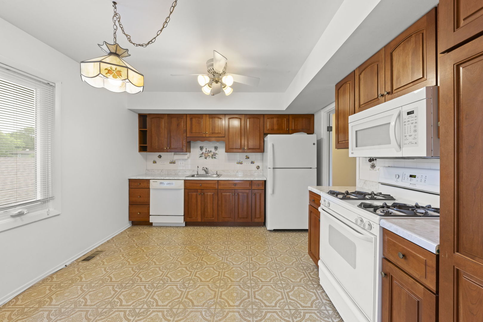 2S171 Kent Road Glen Ellyn, IL 60137 - Photo 10 of 36 Gallery Image 10