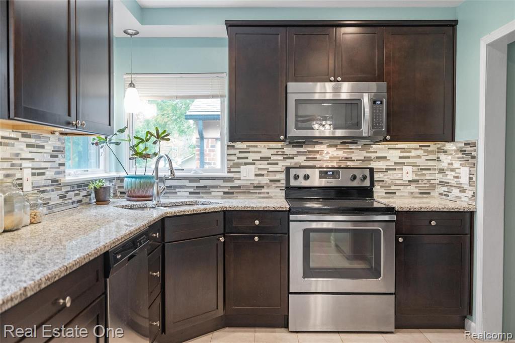 2470 West Tienken Road Rochester Hills, MI 48306 - Photo 8 of 31