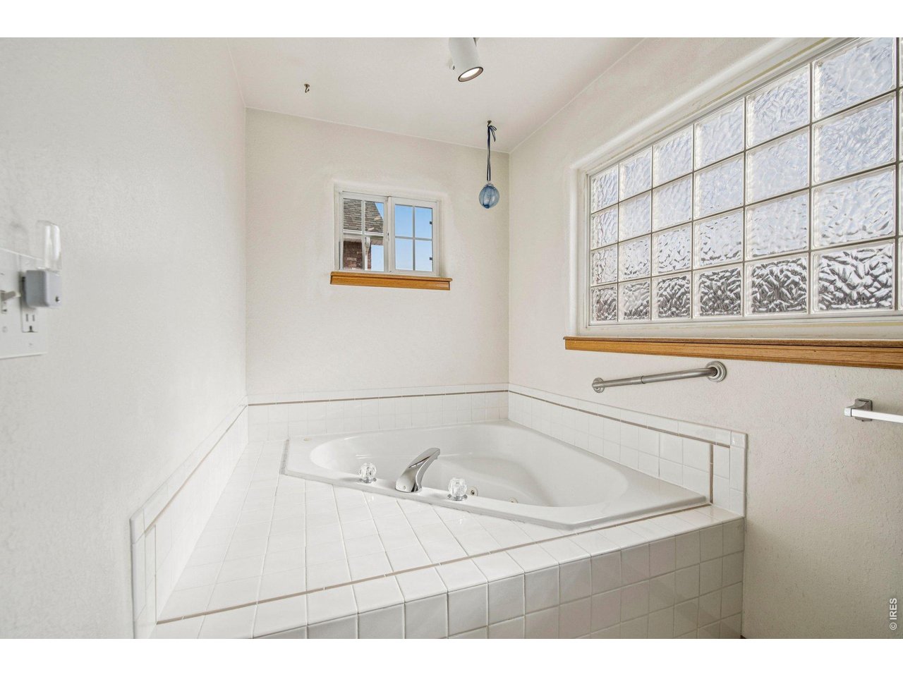 302 Victoria Street Berthoud, CO 80513 - Photo 16 of 25 Large Soaking Tub