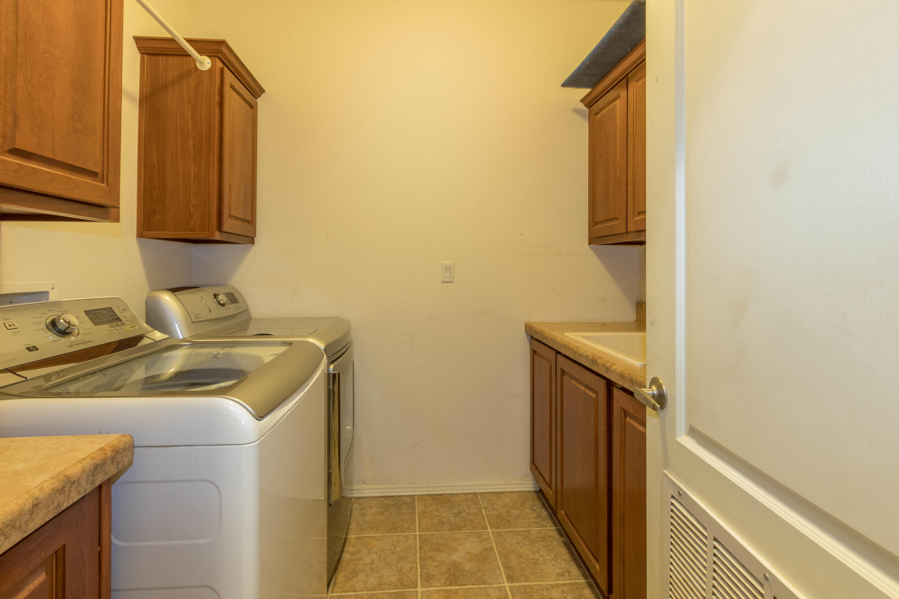 4403 Backus Road Mojave, CA 93501 - Photo 26 of 35 a utility room with dryer and washer