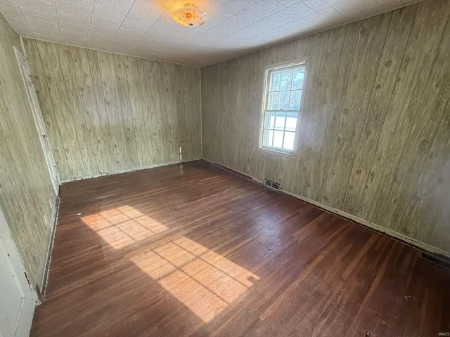 $92,900 | 5586 East St Road, Otwell, IN 47564