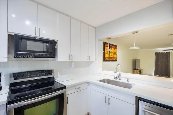 $2,500 | 8325 Fairway Road, Sunrise, FL 33351