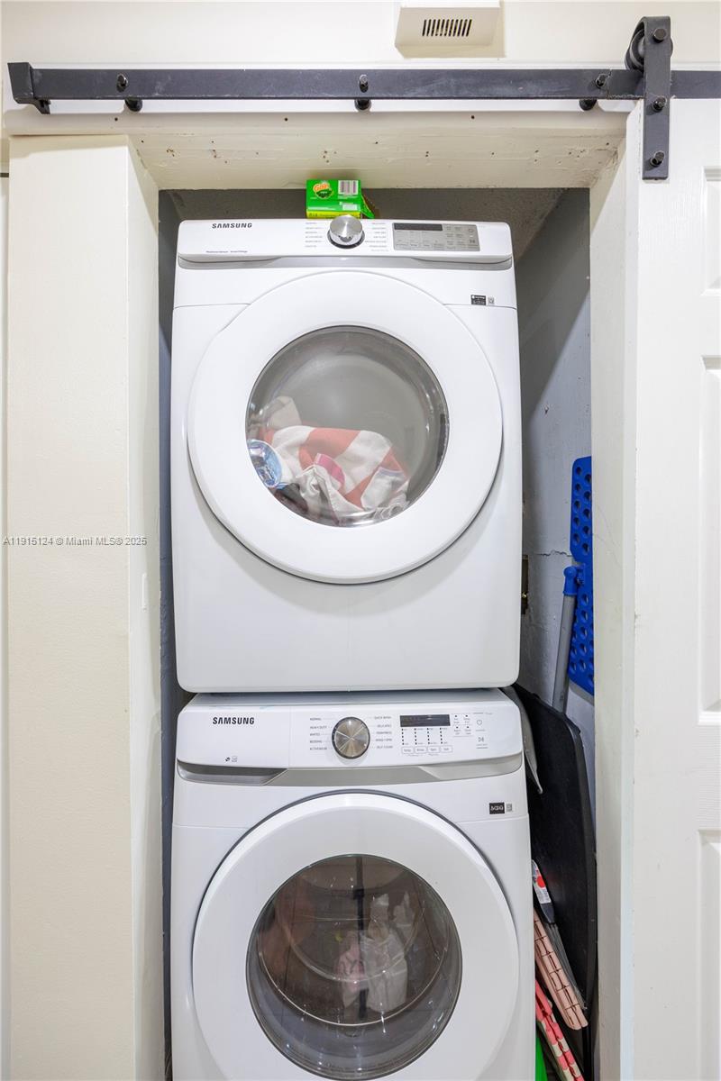 8325 Fairway Road Sunrise, FL 33351 - Photo 5 of 18 a utility room with dryer and washer