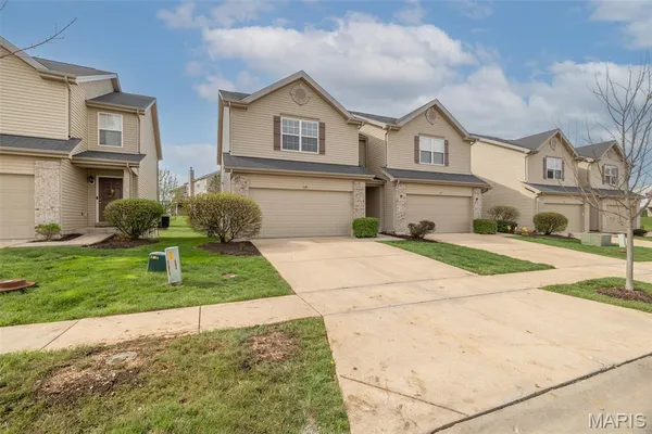 $305,000 | 539 Country Cir Drive, Lake St. Louis, MO 63367