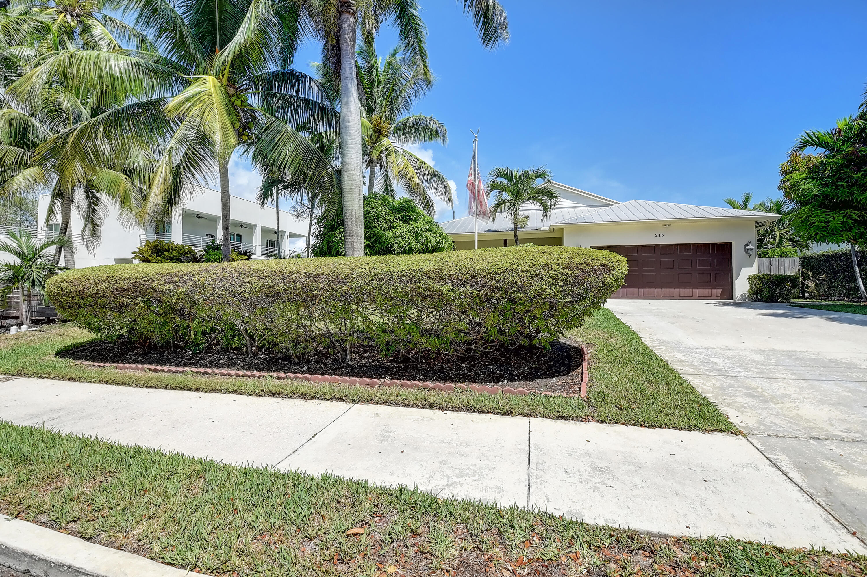 215 Gulfstream Boulevard Boynton Beach, FL 33435 - Photo 39 of 39 a view of a backyard