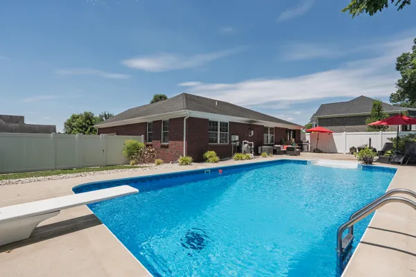 $360,000 | 1 South Ridge View Drive, Carrollton, KY 41008