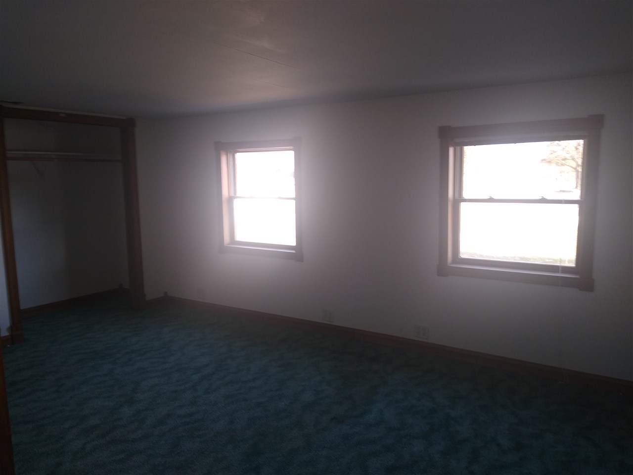 4025 River Road Cherry Valley, IL 61016 - Photo 5 of 10 an empty room with a window