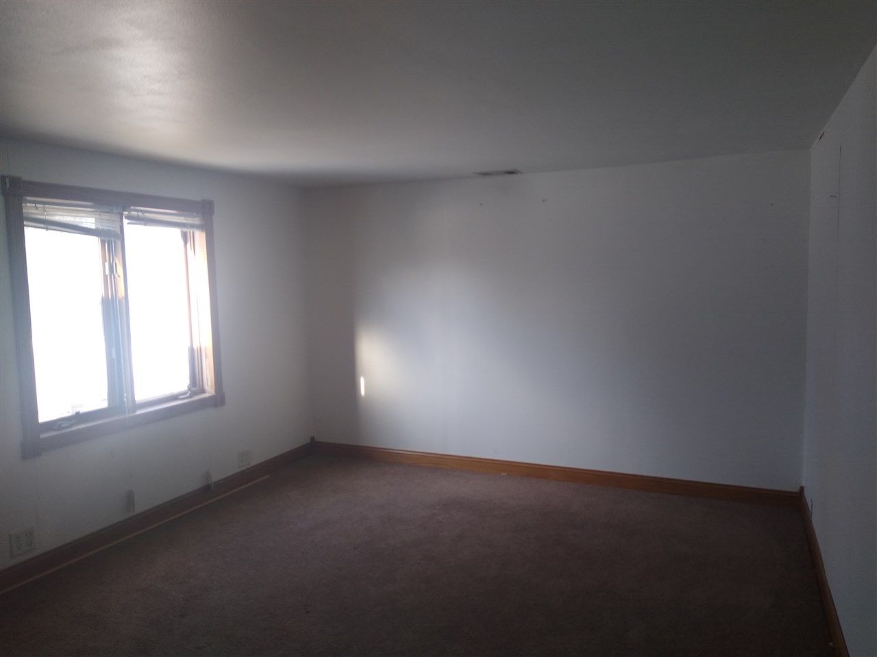 4025 River Road Cherry Valley, IL 61016 - Photo 7 of 10 an empty room with a window