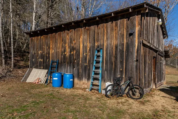 a view of a house with backyard