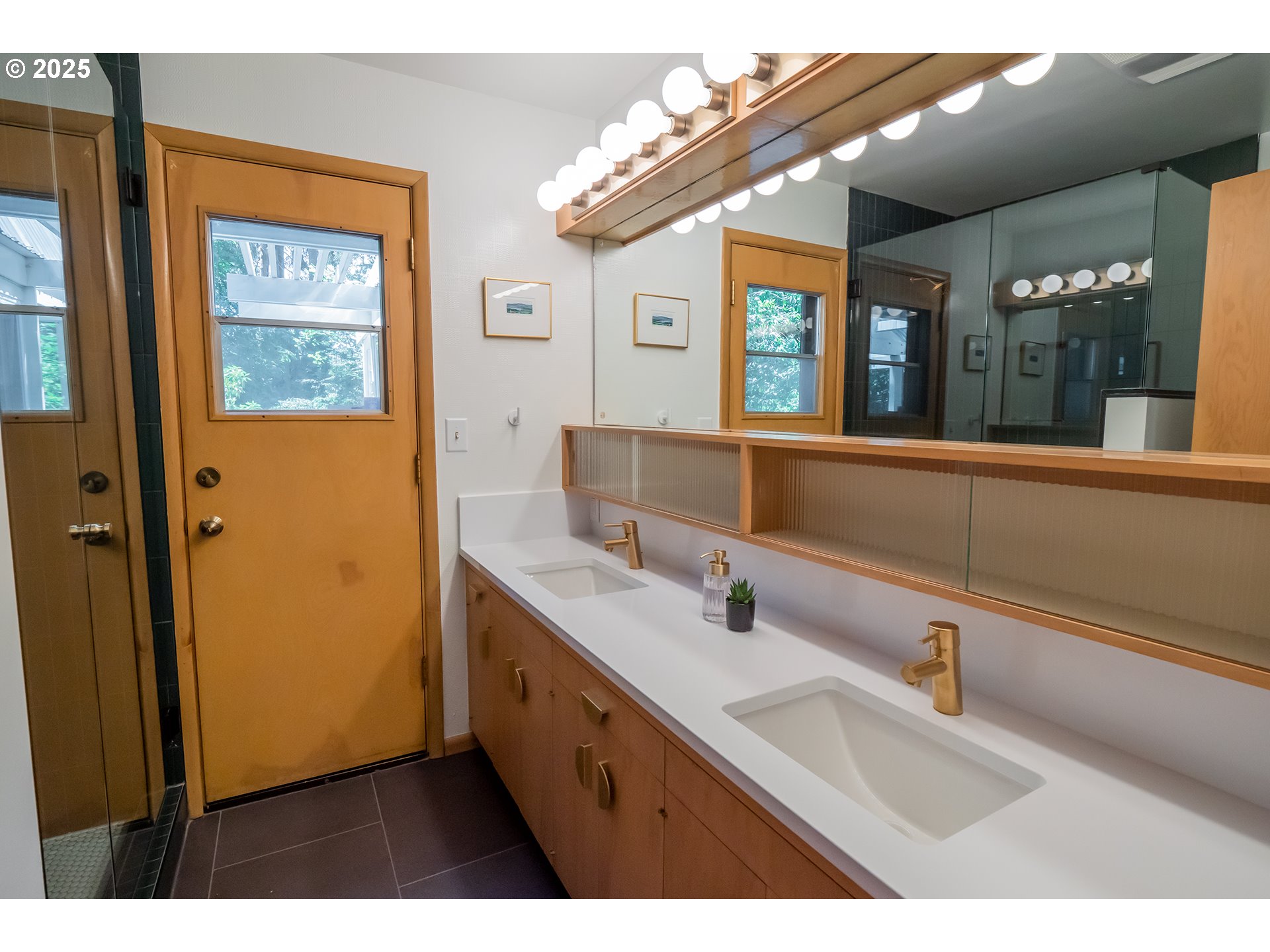 275 Sunset Drive Eugene, OR 97403 - Photo 19 of 45 a bathroom with a sink and a large mirror