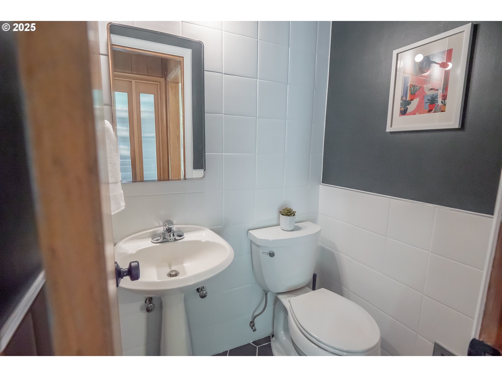 275 Sunset Drive Eugene, OR 97403 - Photo 20 of 45 a bathroom with a toilet a sink and mirror