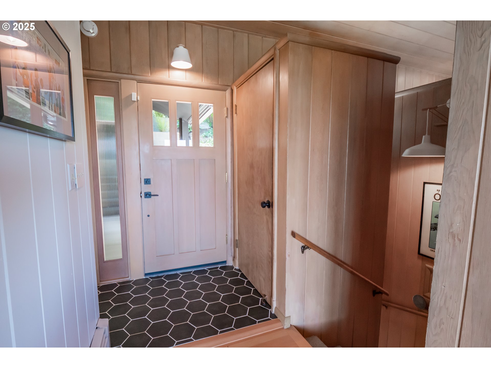 275 Sunset Drive Eugene, OR 97403 - Photo 2 of 45 a bathroom with a sink and a shower