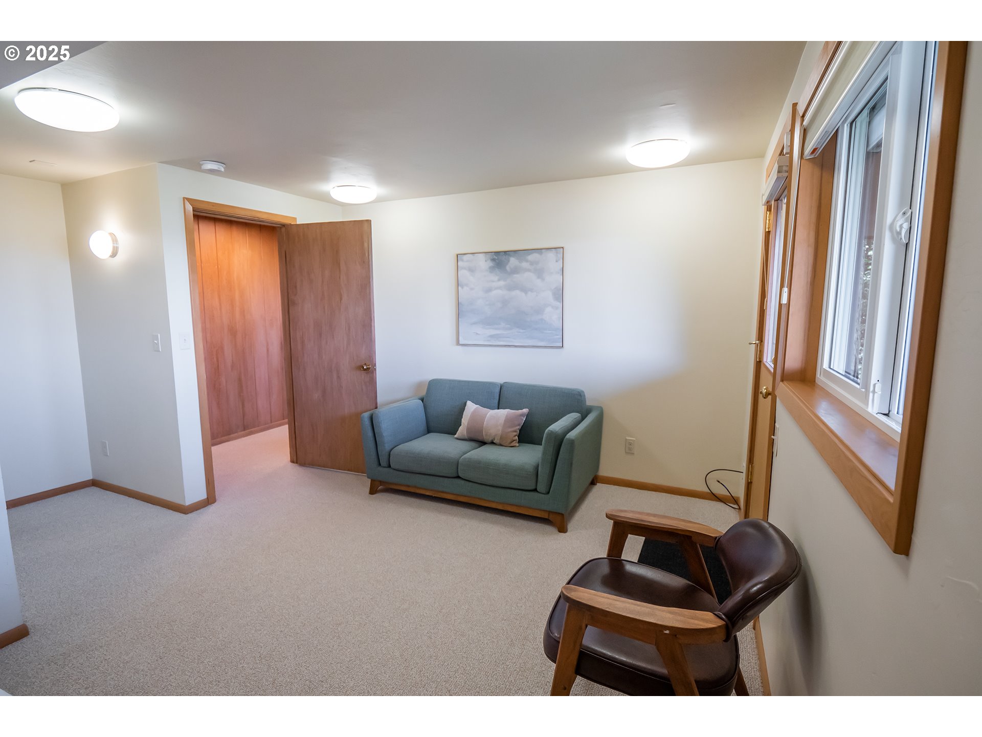 275 Sunset Drive Eugene, OR 97403 - Photo 22 of 45 a living room with furniture and a window