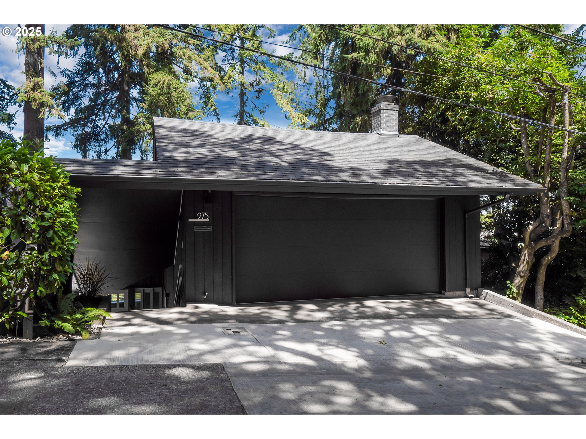 275 Sunset Drive Eugene, OR 97403 - Photo 29 of 45 a backyard of a house