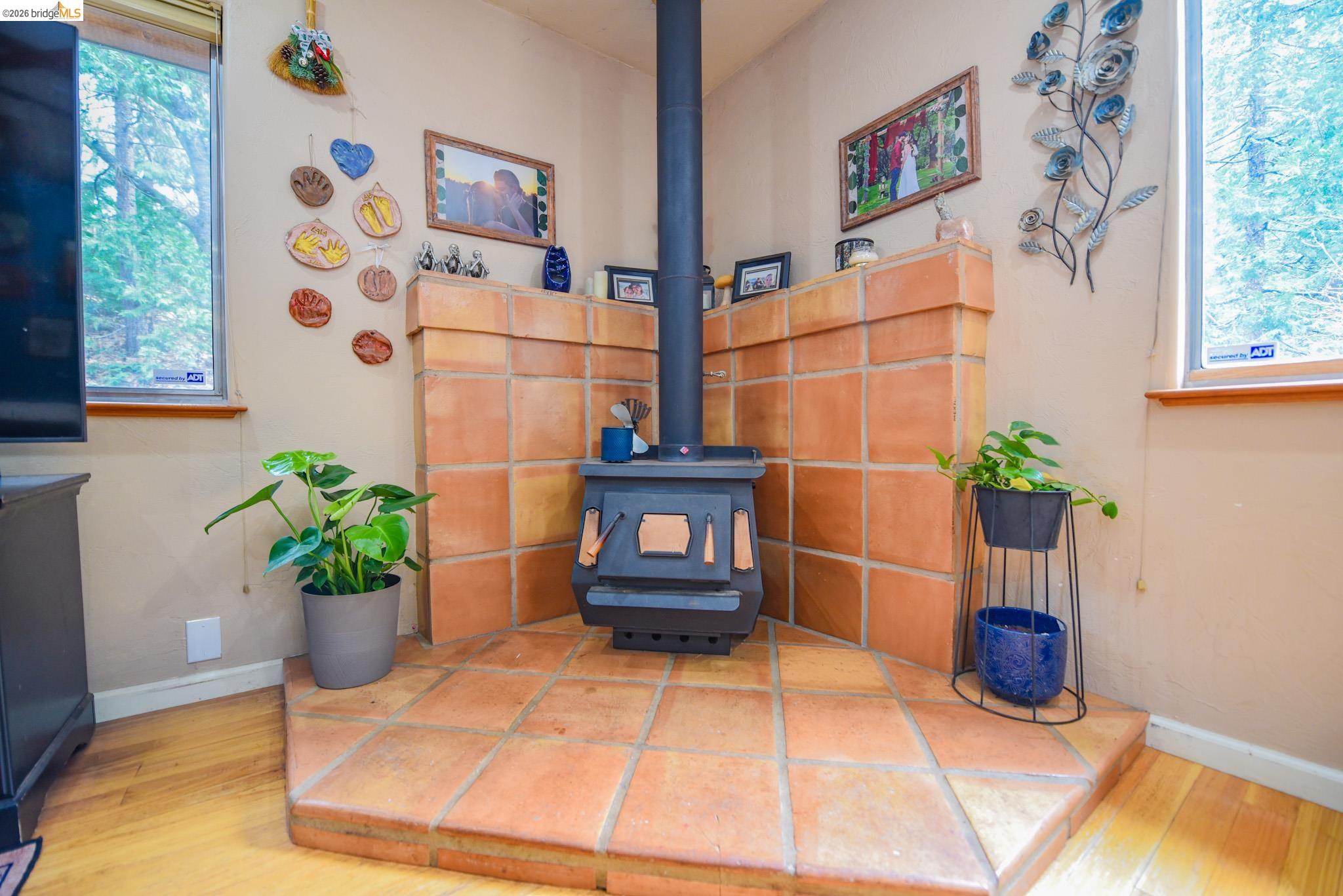24132 Awahanee Road Sonora, CA 95370 - Photo 4 of 39 a room with furniture and potted plant