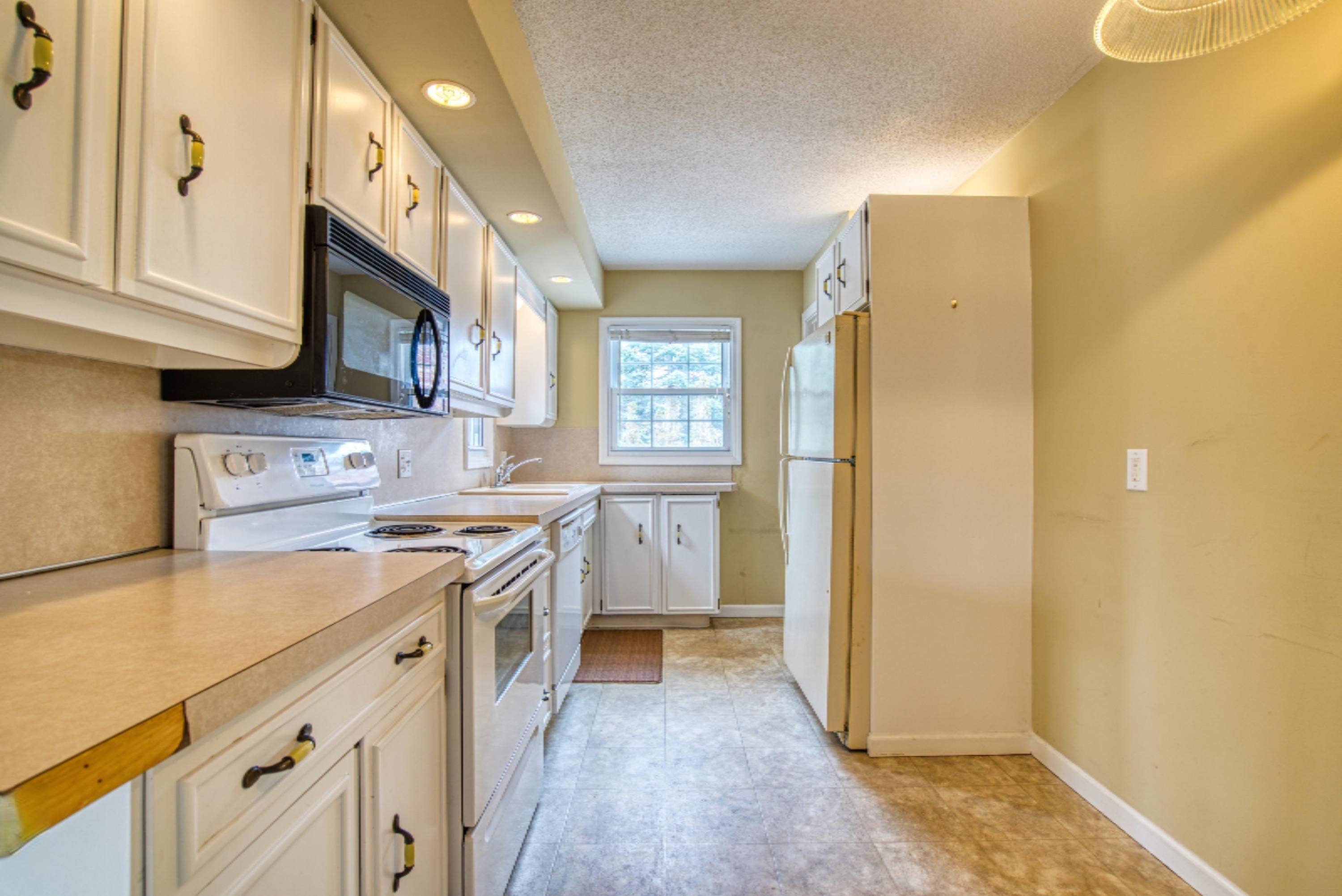 1523 Sheldon Road Grand Haven, MI 49417 - Photo 17 of 34 16. Kitchen