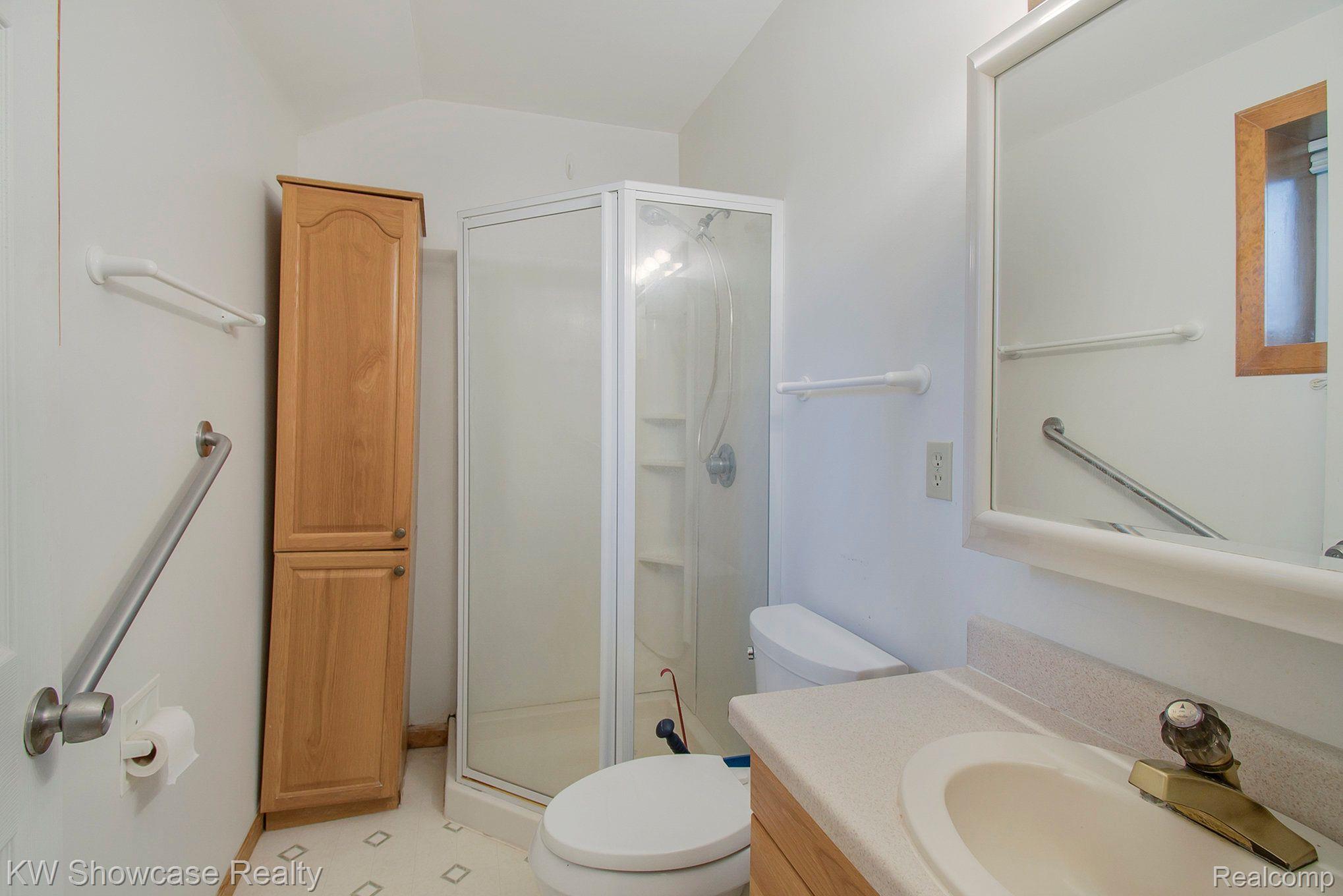 5204 Mack Road Howell, MI 48855 - Photo 16 of 30 Primary bath