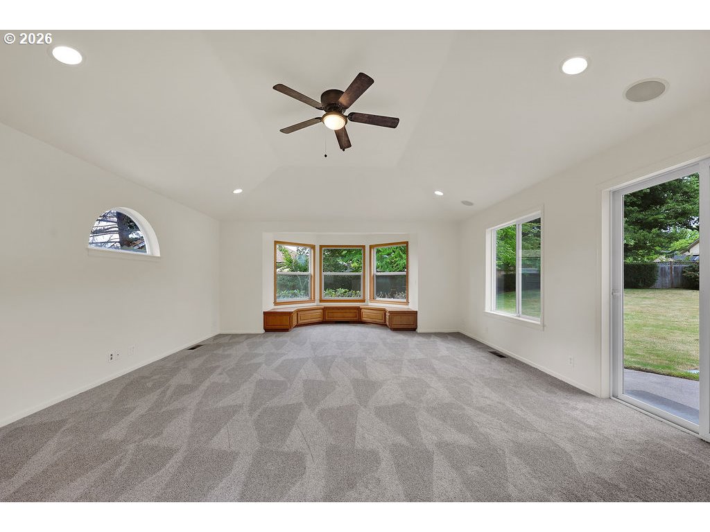1774 River Pointe Loop Eugene, OR 97408 - Photo 23 of 45 Family Room
