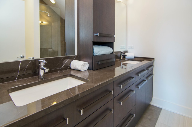 43 Windward Way Ottawa, IL 61350 - Photo 11 of 25 a bathroom with a sink and a mirror