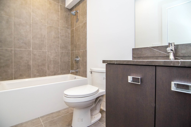 43 Windward Way Ottawa, IL 61350 - Photo 20 of 25 a bathroom with a granite countertop toilet a sink and bathtub