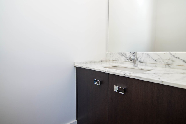 43 Windward Way Ottawa, IL 61350 - Photo 9 of 25 a bathroom with a sink and a mirror