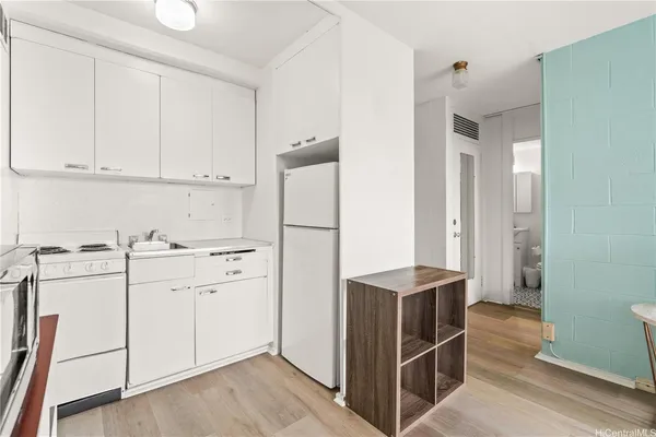 $2,200 | 445 Kaiolu Street, Unit 905, Honolulu, HI 96815