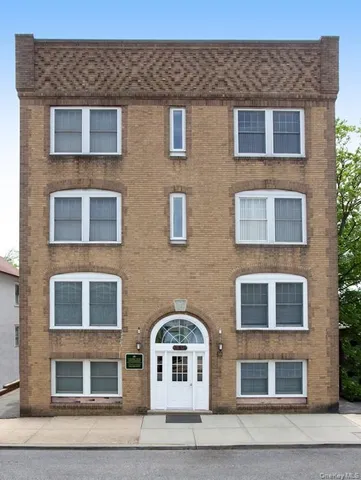 $2,320 | 59 Columbia Avenue, Unit C4, Cedarhurst, NY 11516