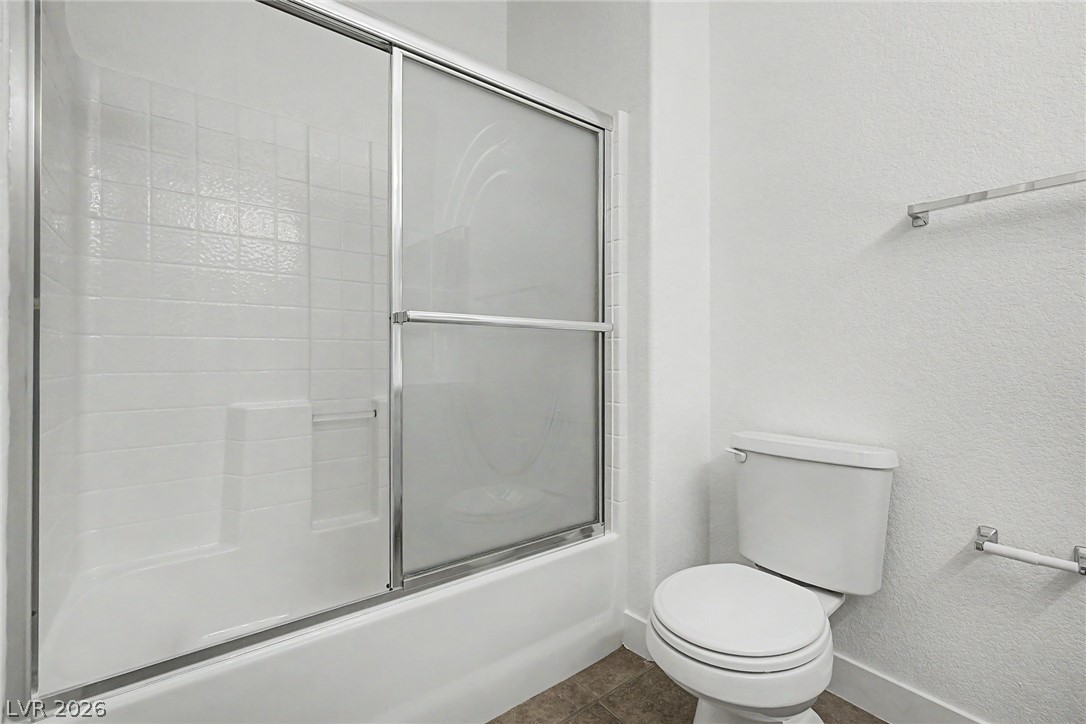 835 Entrada Ridge Avenue Henderson, NV 89012 - Photo 27 of 34 A well-maintained full bathroom showcasing a classic shower-over-tub design with sliding glass doors.