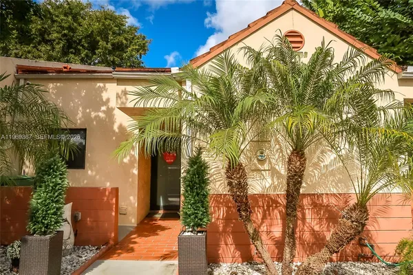 a view of entryway with a tree