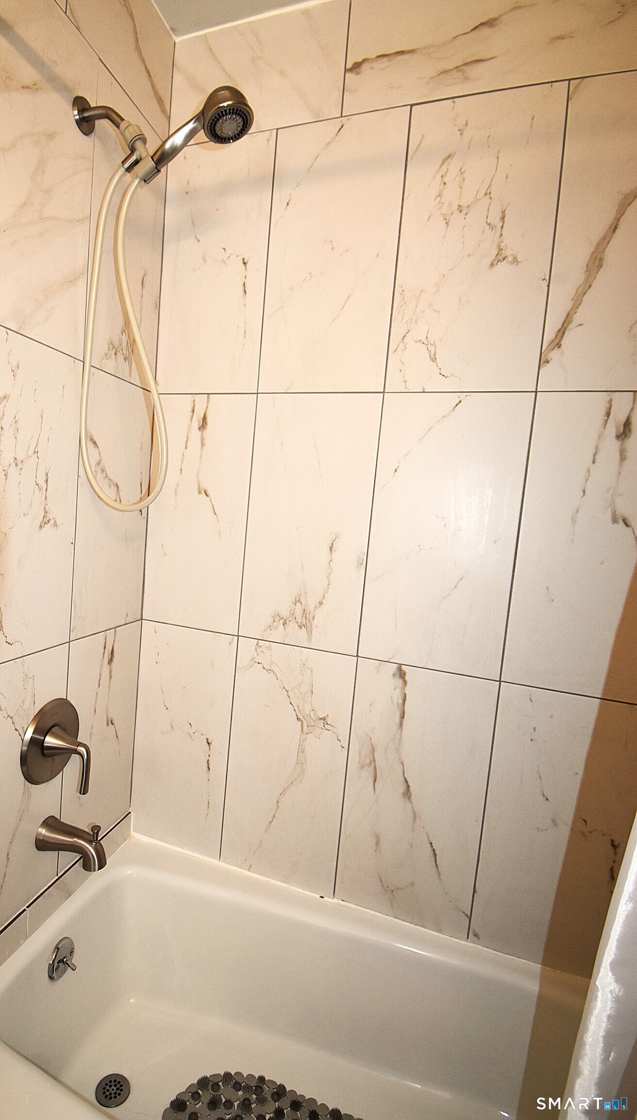 925 Oronoke Road, Unit 38A Waterbury, CT 06708 - Photo 17 of 29 a bathroom with a bathtub