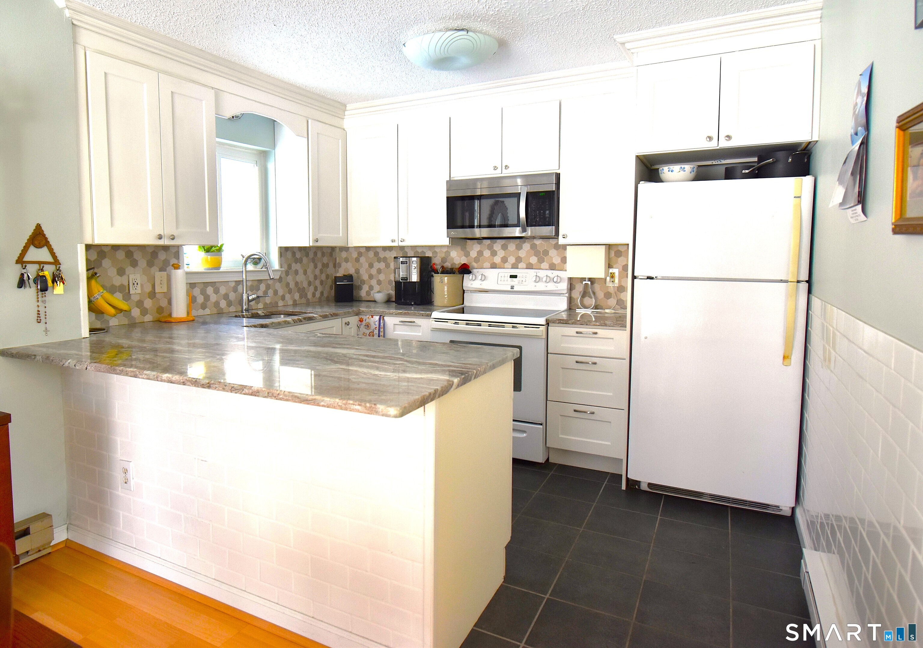 925 Oronoke Road, Unit 38A Waterbury, CT 06708 - Photo 5 of 29 a kitchen with appliances a sink and cabinets