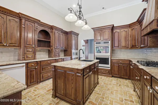 $819,900 | 28 West Lake Road, Hattiesburg, MS 39402