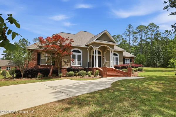 $819,900 | 28 West Lake Road, Hattiesburg, MS 39402