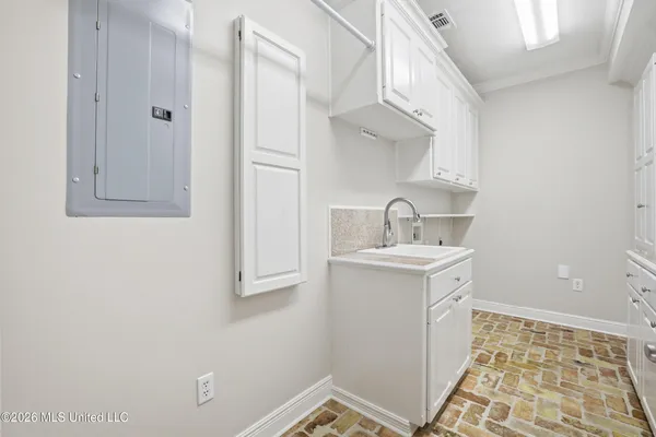 $819,900 | 28 West Lake Road, Hattiesburg, MS 39402