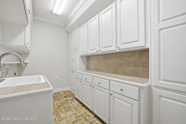 $819,900 | 28 West Lake Road, Hattiesburg, MS 39402