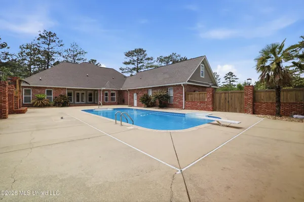 $819,900 | 28 West Lake Road, Hattiesburg, MS 39402