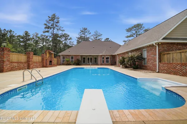 $819,900 | 28 West Lake Road, Hattiesburg, MS 39402