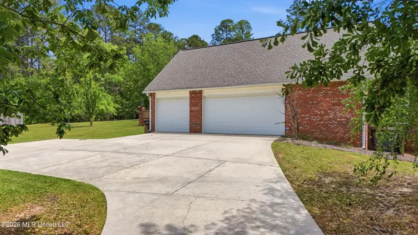 $819,900 | 28 West Lake Road, Hattiesburg, MS 39402