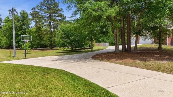 $819,900 | 28 West Lake Road, Hattiesburg, MS 39402