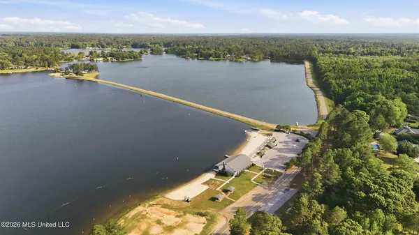 $819,900 | 28 West Lake Road, Hattiesburg, MS 39402