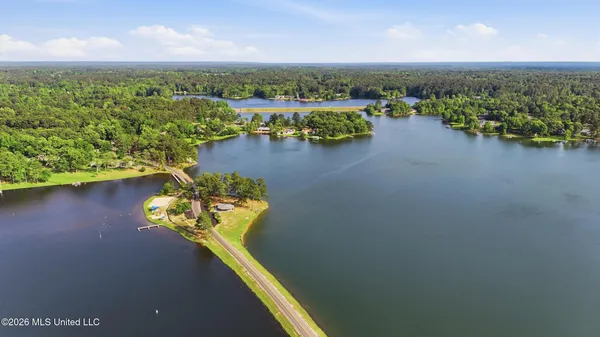 $819,900 | 28 West Lake Road, Hattiesburg, MS 39402