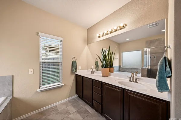 $1,900 | 8311 Prickly Oak, San Antonio, TX 78223