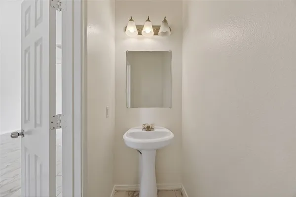 $2,000 | 20747 Settlers Lake Circle North, Katy, TX 77449