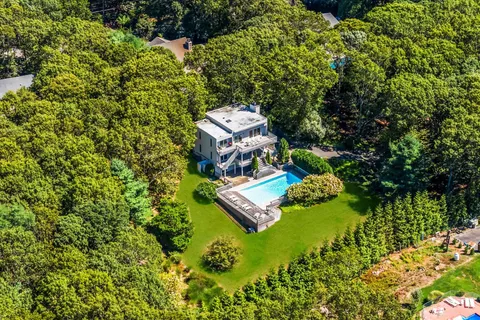 $1,875,000 | 11 Deer Trail Road, Southampton, NY 11968