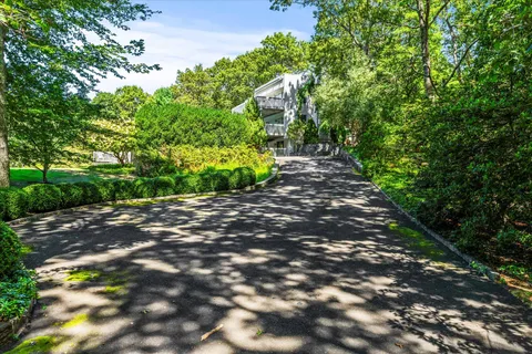 $1,875,000 | 11 Deer Trail Road, Southampton, NY 11968