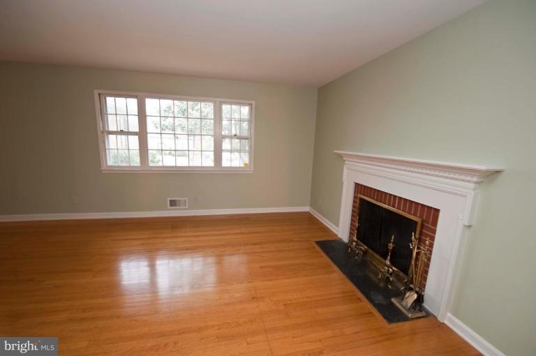 5014 Sangamore Road Bethesda, MD 20816 - Photo 4 of 27 Living Room